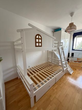 Litera blanca con ventana, escaleras y tobogán.