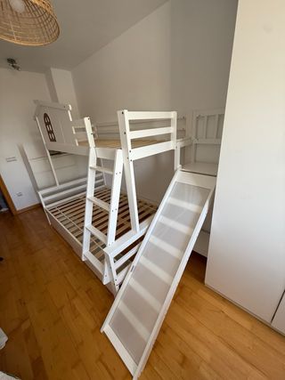 Litera blanca con ventana, escaleras y tobogán.