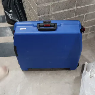 Maleta de viaje azul con neceser