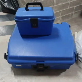 Maleta de viaje azul con neceser