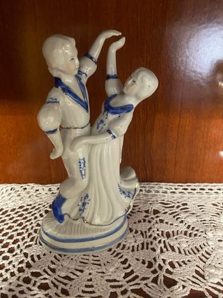 Figura porcelana pareja bailando azul y oro