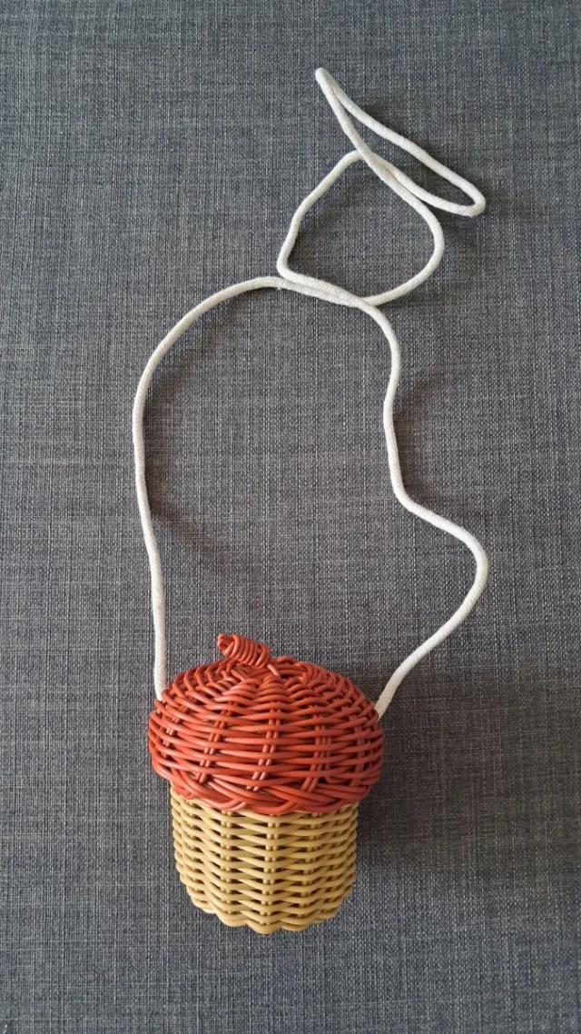 Cesta mimbre forma bellota naranja y beige