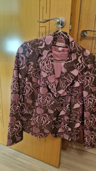 Traje chaqueta y blusa estampado floral