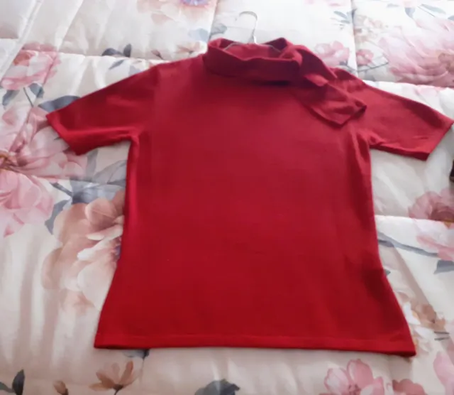 Maglia rossa collo a sciarpa manica corta