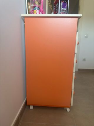 Cómoda infantil naranja y blanca
