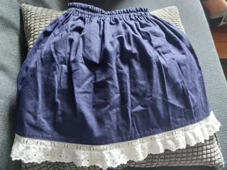 Falda azul con encaje blanco