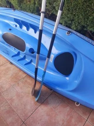 Kayak azul con 2 remos
