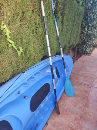 Kayak azul con 2 remos