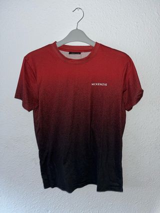 Camiseta McKenzie roja y negra