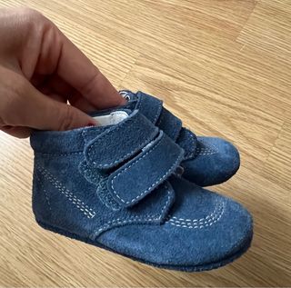 Patucos azules de ante con velcro