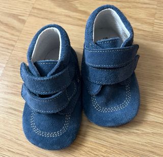 Patucos azules de ante con velcro