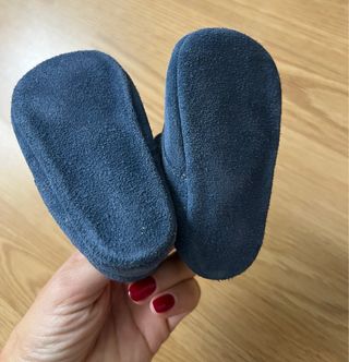 Patucos azules de ante con velcro