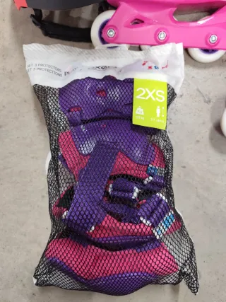 Patines 4 ruedas niña con protecciones y patinete.