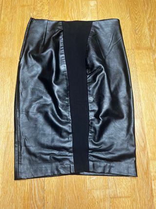 Falda negra efecto cuero Stradivarius 36