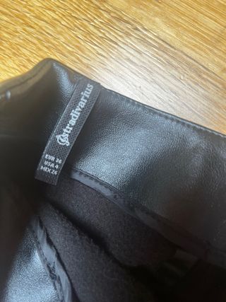 Falda negra efecto cuero Stradivarius 36