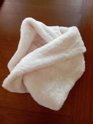 Cuello de piel Blanco. Muy calentito.