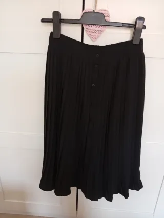 Falda negra plisada con botones