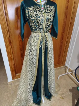 Caftán verde con falda dorada Talla M