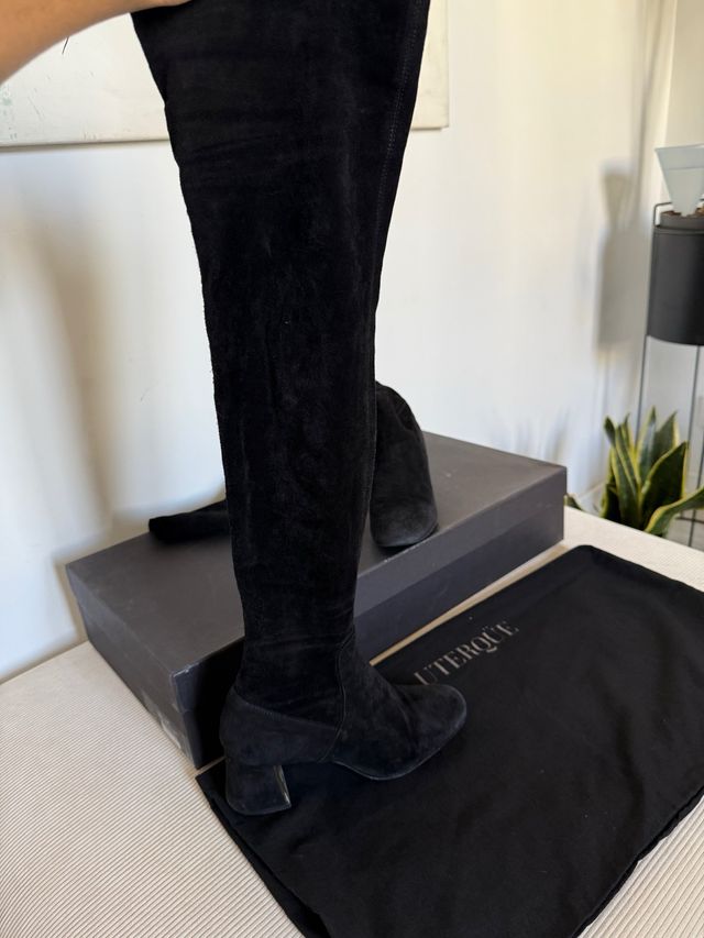 Botas altas ante negro