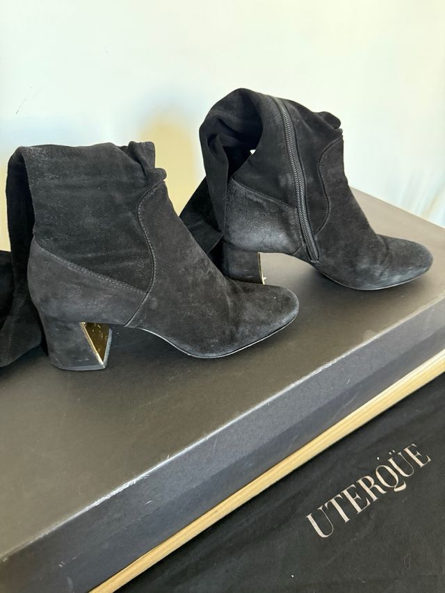 Botas altas ante negro