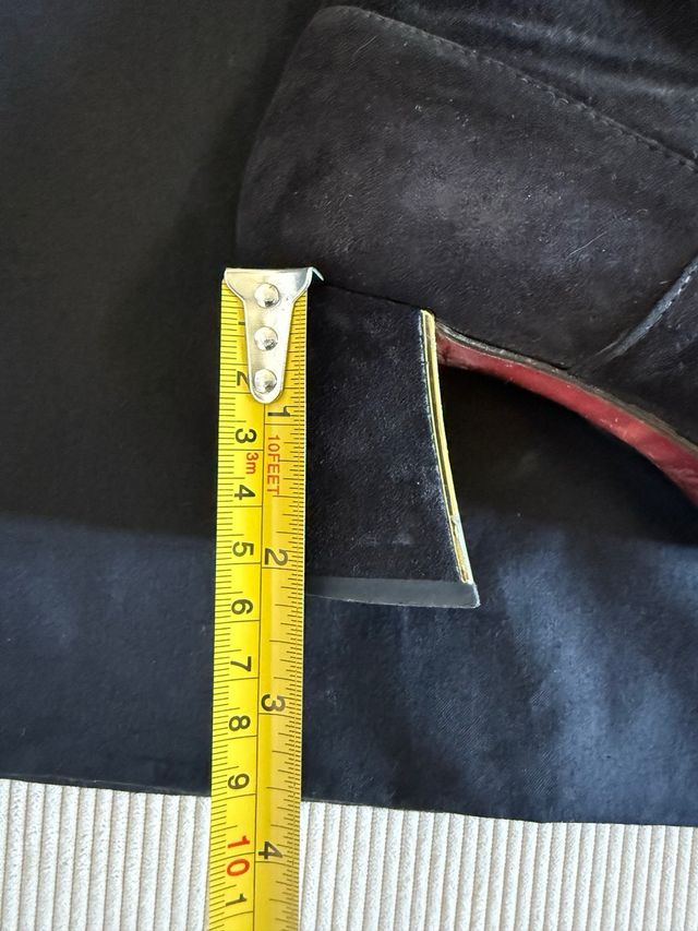 Botas altas ante negro