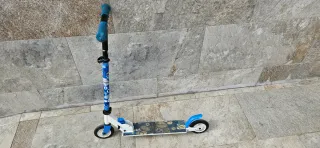 Patinete infantil azul y blanco