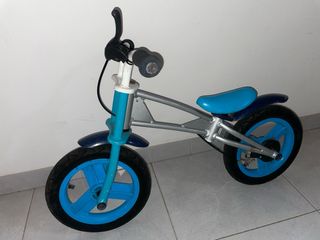 Bicicleta de equilibrio azul