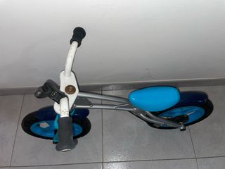 Bicicleta de equilibrio azul