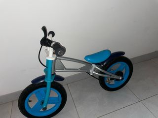 Bicicleta de equilibrio azul