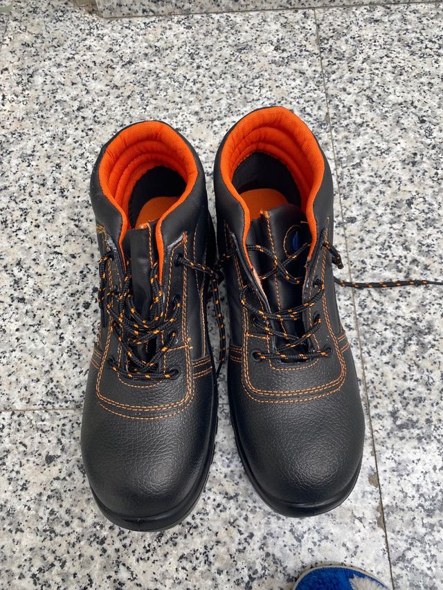 Botas de trabajo negras y naranjas