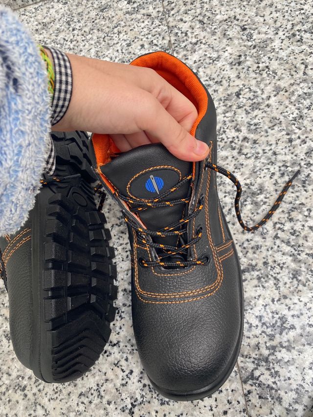 Botas de trabajo negras y naranjas