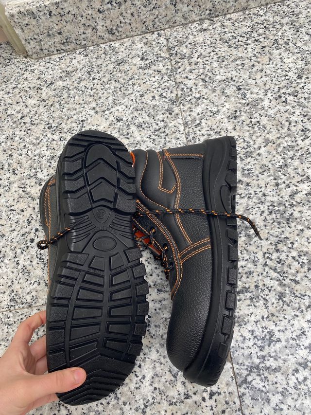 Botas de trabajo negras y naranjas
