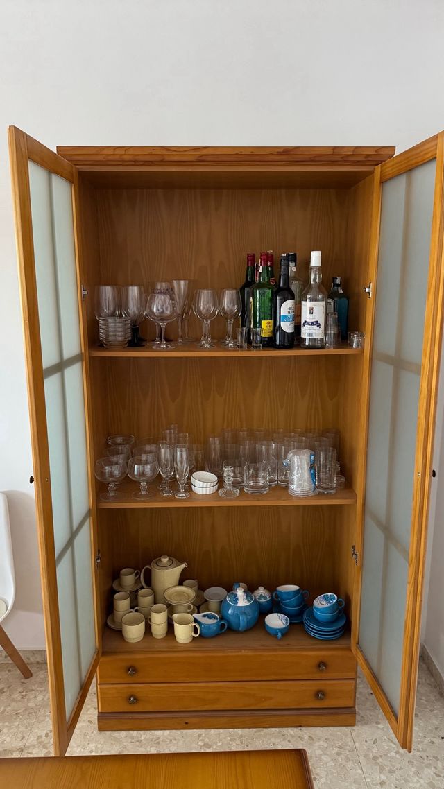 Mueble de salón de madera .