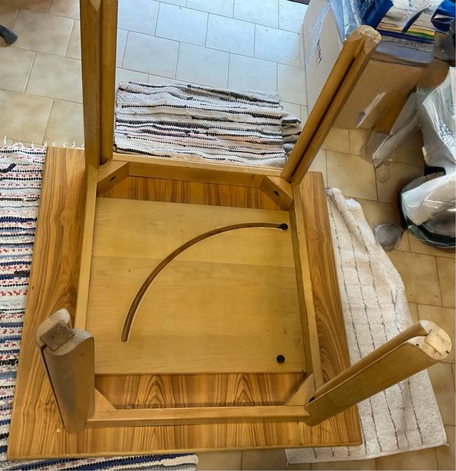 Tavolo quadrato in legno massello