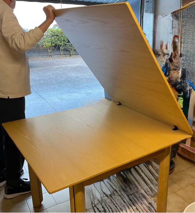 Tavolo quadrato in legno massello