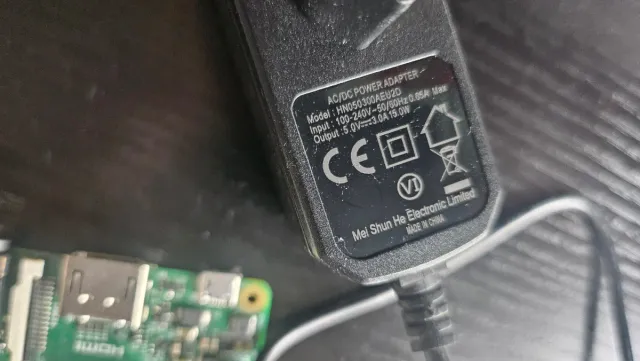 Raspberry Pi 2 con adaptador de corriente