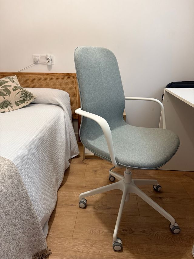 Silla de escritorio Ikea gris verdosa y blanca