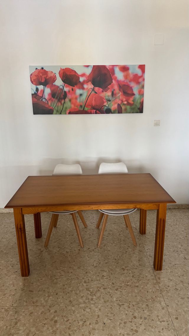 Mesa de comedor de madera