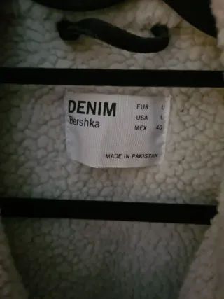 Cazadora vaquera Bershka negra con borreguillo 