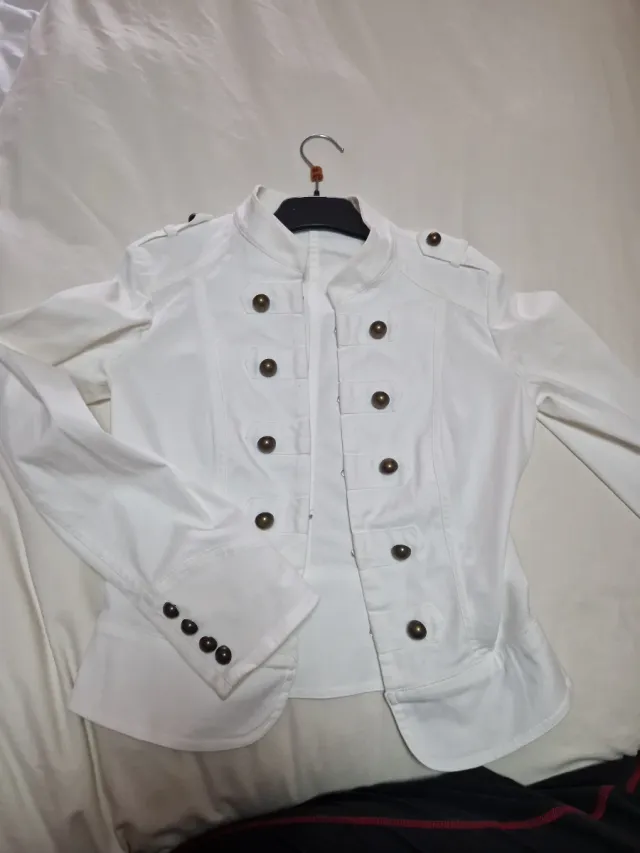 Chaqueta militar blanca