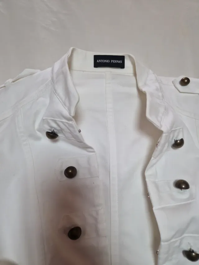 Chaqueta militar blanca