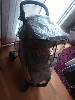 Silla de paseo con plástico de lluvia