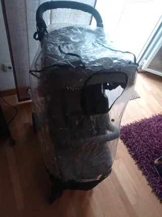 Silla de paseo con plástico de lluvia