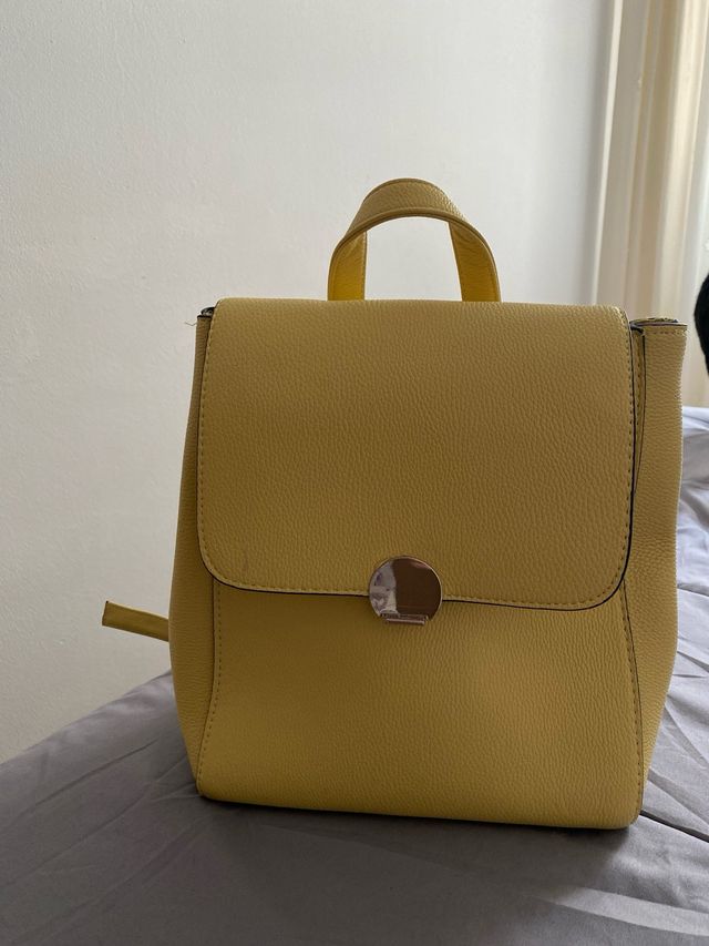 Mochila amarilla