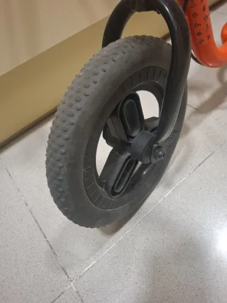 Bici sin pedales naranja Decathlon