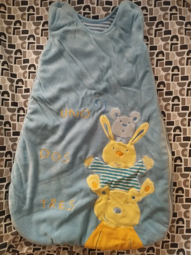 Saco de dormir azul con animales recién nacido