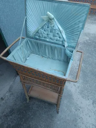 Costurero antiguo de mimbre y madera