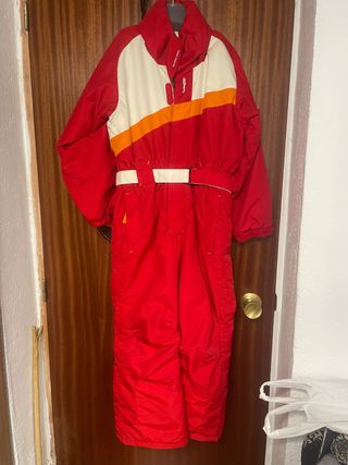 Mono de esquí rojo y blanco. 8 años