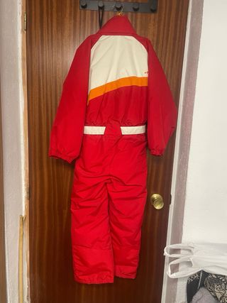 Mono de esquí rojo y blanco. 8 años