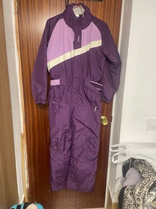 Mono de esquí morado. 12 años